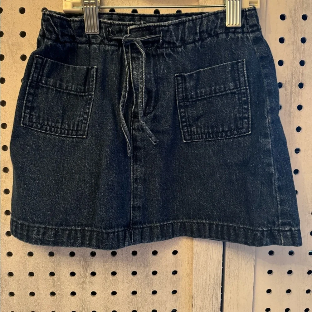 Old Navy Denim Skirt with Pockets. Great Condition. Denim Skirt. Size 4
